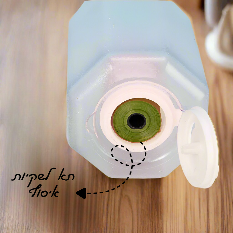 בתחתית הבקבוק תא ייעודי לאחסון שקיות איסוף לכלב, כדי שתמיד...